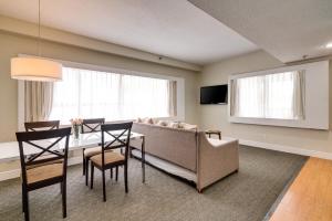 Televiisor ja/või meelelahutuskeskus majutusasutuses Crest Hotel Suites