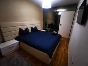Un pat sau paturi într-o cameră la Luxury apartment. 10 minutes taxi ride to center