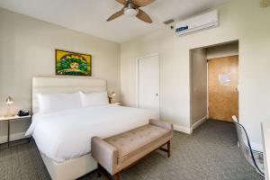 Voodi või voodid majutusasutuse Crest Hotel Suites toas