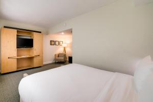 Voodi või voodid majutusasutuse Crest Hotel Suites toas