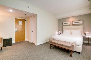Voodi või voodid majutusasutuse Crest Hotel Suites toas