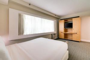 Televiisor ja/või meelelahutuskeskus majutusasutuses Crest Hotel Suites