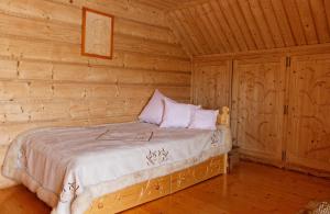 1 dormitorio con 1 cama en una cabaña de madera en Chata u Rodaka, en Snochowice