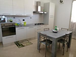 A kitchen or kitchenette at Casa Violetta