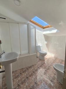 Ett badrum på Hostal La Alberca