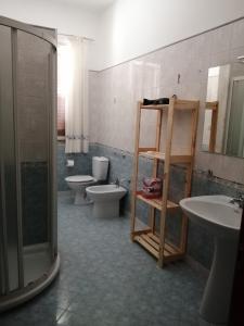 A bathroom at Casa Violetta Még 3 kép