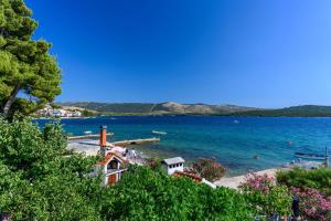 Blick auf einen Strand mit Menschen im Wasser in der Unterkunft Apartment Seaside in Zaboric