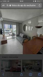 - deux photos d'un salon avec un canapé et une table dans l'établissement Salinas Exclusive Resort, à Salinópolis
