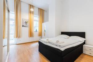 Un dormitorio con una cama grande con cabecero negro. en Family apartment next to Danube river, en Viena