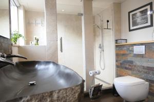 een badkamer met wastafel, douche en toilet bij Appartement ' Het Zilte'. in Yerseke +30 foto's