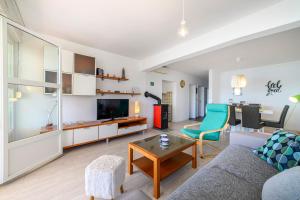 ein Wohnzimmer mit einer Couch und einem Tisch in der Unterkunft Apartment Seaside in Zaboric