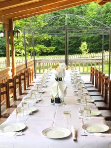 a long table set up for a wedding reception at Hotel Krojet e Rrogamit in Valbonë