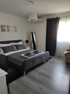 een slaapkamer met een groot bed in een kamer bij Apartman Domi in Slunj