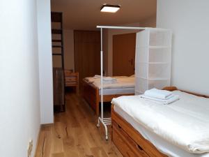 Pokój z 2 łóżkami i lustrem w obiekcie Horský Apartmán Tatran, Donovaly w mieście Donovaly