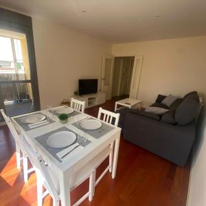 sala de estar con mesa, sillas y sofá en Apartamento Pirineos, Urb Las Margas Golf, en Sabiñánigo