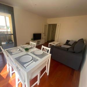 un soggiorno con tavolo, sedie e divano di Apartamento Pirineos, Urb Las Margas Golf a Sabiñánigo