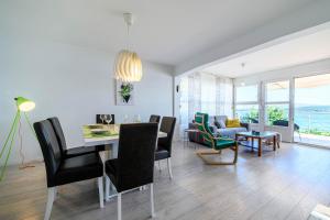Ein Sitzbereich in der Unterkunft Apartment Seaside