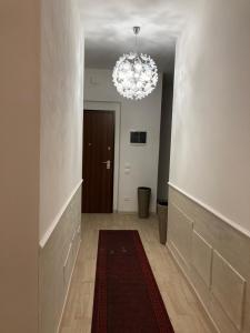 a hallway with a chandelier in the middle of a room at Due Magnolie in Monzambano