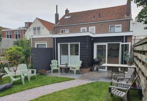 un patio con sillas y una mesa en Biedebure, en Colijnsplaat