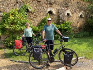 een man en vrouw die naast hun fietsen staan bij La Moulinière, jolie longère du XVIIè in La Jaille-Yvon