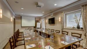 a large conference room with a long table and chairs at Hotel Restaurant Weihenstephaner Stuben in Landshut