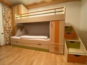 Двуетажно легло или двуетажни легла в стая в Pradat