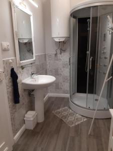 A bathroom at Jade Vendégház Még 33 kép