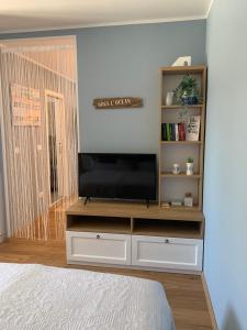 TV a/nebo společenská místnost v ubytování Casa Panorama Lovran - Sea View Apartment NEW!