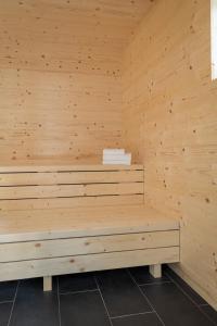 una sauna con panca in una parete di legno di My Turrach Grünsee Chalet by S4Y a Turracher Hohe