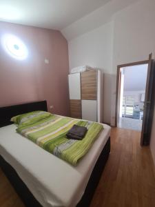 Un dormitorio con una cama con una manta verde. en Villa Carpe Diem, en Vantačići