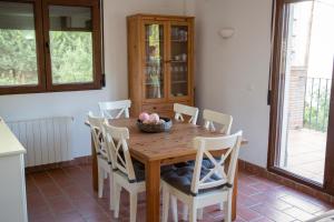 een eettafel met stoelen en een fruitschaal bij Casa Polito in Olba