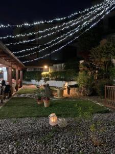 - un jardin la nuit avec des lumières sur la terrasse dans l'établissement Hotel PINO LORICATO, à Castelluccio Inferiore