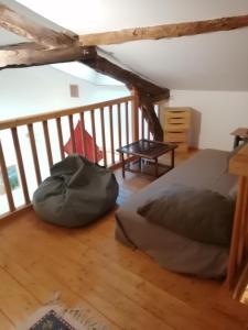 Schlafzimmer mit einem Bett und Holzboden in der Unterkunft En plein air in Coursac