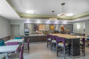una sala da pranzo con tavoli e sedie viola di La Quinta by Wyndham Port Lavaca a Port Lavaca