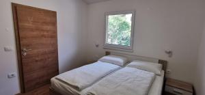En eller flere senger på et rom på Apartmaji Tmaynka