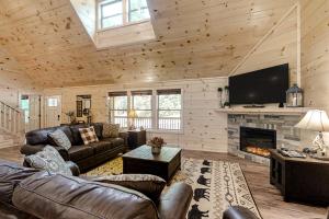 a living room with leather furniture and a fireplace at Misty Mountain Retreat in Sevierville