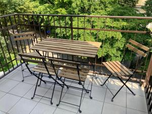 a picnic table and two chairs on a balcony at Ostseenahe Erholung Ruhe Komfort in guter Lage in Kamień Pomorski
