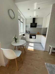 Kuchyňa alebo kuchynka v ubytovaní Chill Apartament Gdynia + 10 fotografií