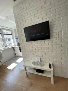 Televízia a/alebo spoločenská miestnosť v ubytovaní Chill Apartament Gdynia