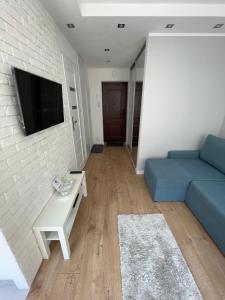 Televízia a/alebo spoločenská miestnosť v ubytovaní Chill Apartament Gdynia