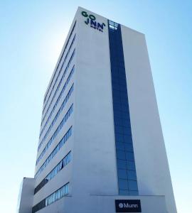 um edifício branco alto com um cartaz em Go Inn Contagem - MG em Contagem