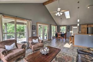 sala de estar con sofás y mesa en Mountain Home Cottage with Deck on White River!, en Gassville