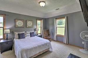 Postel nebo postele na pokoji v ubytování Mountain Home Cottage with Deck on White River!