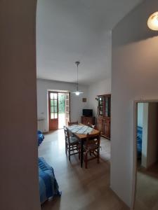 a living room with a table and a bedroom at b&b Villa Eugenia in Campofilone