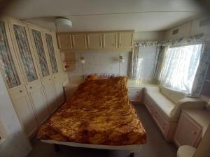 Un pat sau paturi într-o cameră la Agroturystyka u Rolnika - D Holender