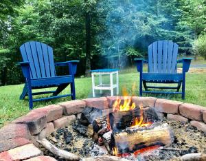 BRAND NEW HOT TUB, watch it snow in warmth, relax, sip coffee and wine, reconnect and unplug