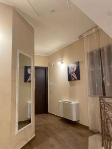 帕杜拉的住宿－B&B NONNO MICHELE，一间带镜子和水槽的浴室