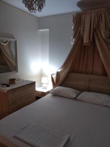 um quarto com uma cama, uma cómoda e um espelho em Penthouse Deluxe apartment at piraeus em Piraeus