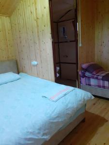 een slaapkamer met een bed in een houten kamer bij BEYCIK PANORAMA CAMPING in Kemer