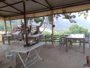 eine Gruppe von Tischen und Stühlen unter einem Schirm in der Unterkunft BEYCIK PANORAMA CAMPING in Kemer